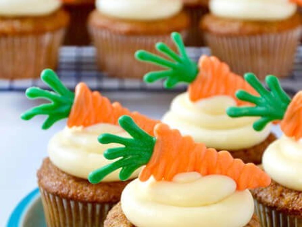 كوب كيك الجزر نفس طعم كيكات munchيذوب بالفم بالصورcarrot cup cake with cream cheese , اللذ الكيكات المختلفه